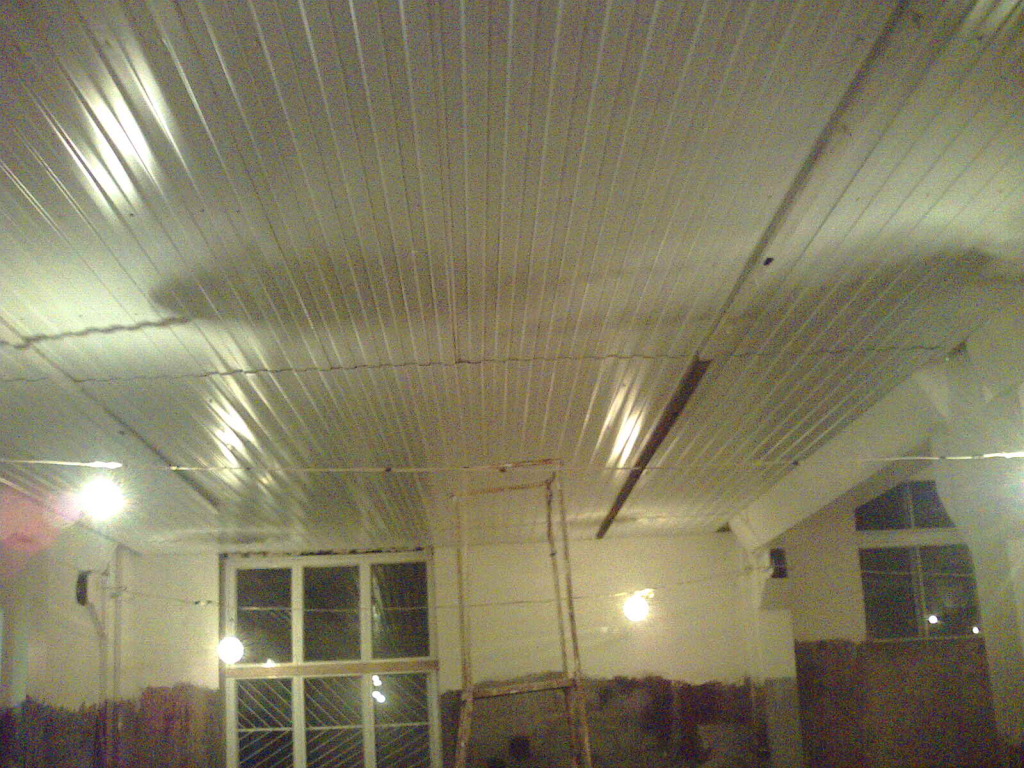 потолок из профнастила